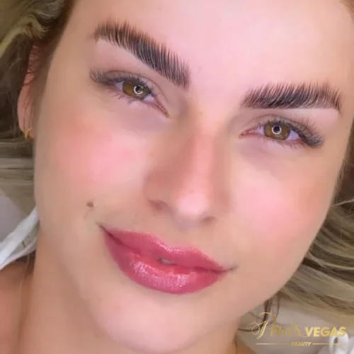 Mulher com procedimento brow lamination em sua sobrancelha feito em um salão de beleza em Moema São Paulo.