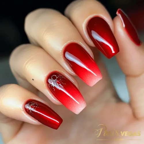 Esmalte vermelho vibrante, design elegante e clássico feito em salão de cabeleireiro em Moema, São Paulo.