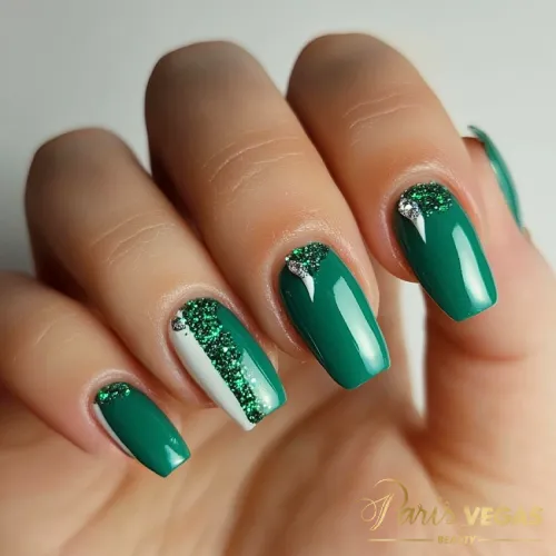 Decoração em unhas verdes no salão Paris Vegas Beauty, em São Paulo.