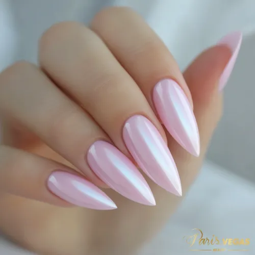 Unhas rosê metálica feitas por manicure no salão Paris Vegas Beauty, em Moema.