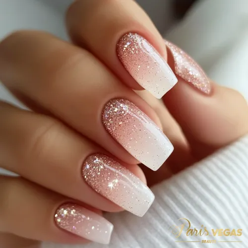 Unhas com glitter feitas por manicure no salão de cabeleireiro em Moema, São Paulo.