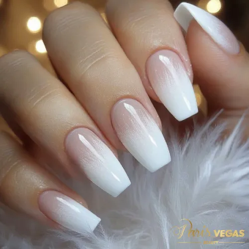 Unhas com ombré suave rosa e branco no salão Paris Vegas Beauty, São Paulo.