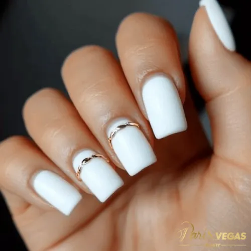 Unhas com esmalte branco feitas por manicure no salão na zona sul de São Paulo.