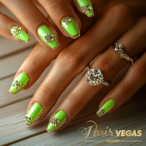 Unhas verdes decoradas com strass por nail designer em Moema, perfeitas para um visual elegante e moderno.