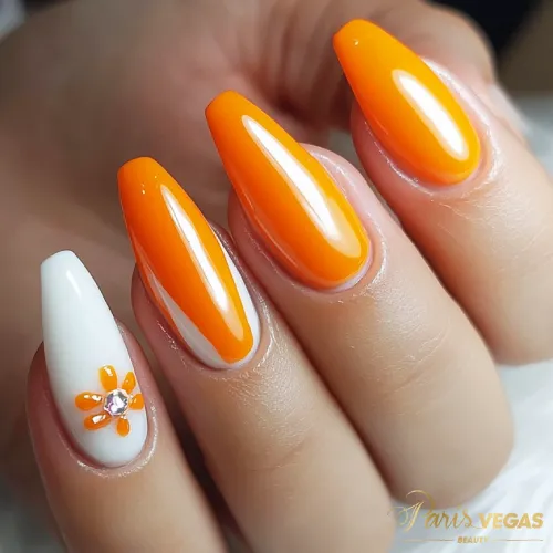 Unhas laranja vibrantes, feitas em salão de beleza em Moema, São Paulo.