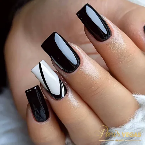 Unhas pintadas com esmalte preto no Salão Paris Vegas Beauty, São Paulo.