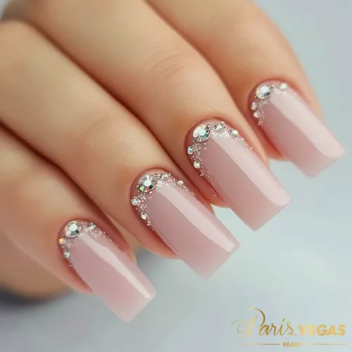 Unhas rosê com strass, design sofisticado feito por Nail Designer no Salão Paris Vegas Beauty, São Paulo.