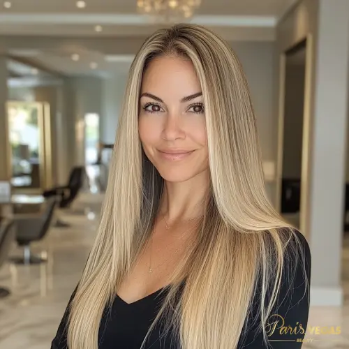 Progressiva de cabelo em mulher loira no salão Paris Vegas, em Moema, São Paulo.