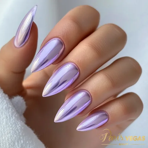 Esmalte metalizado brilhante, criando um visual elegante e moderno, com acabamento impecável em unhas de acrílico.