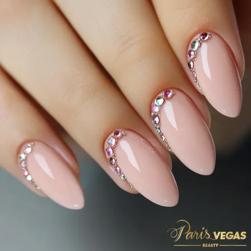 Unhas de acrílico impecáveis, realizadas no salão Paris Vegas Beauty em Moema, com acabamento perfeito e design elegante.