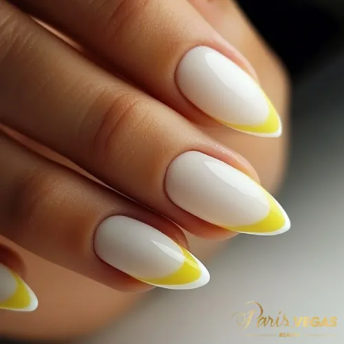 Unha de acrílico com esmalte amarelo decorado, criando um design vibrante e moderno, ideal para quem busca estilo e ousadia.