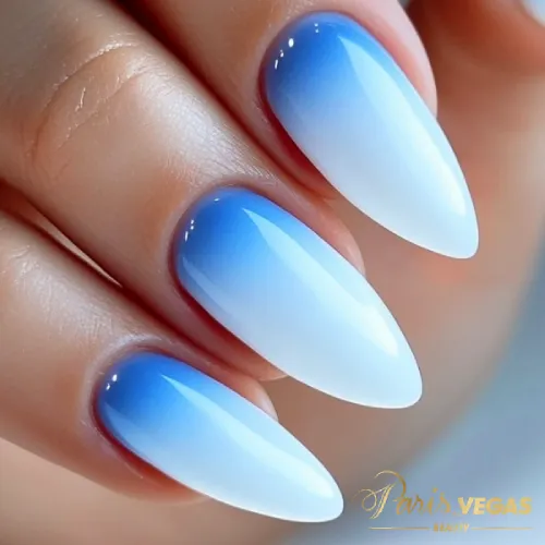 Unhas de fibra de vidro com efeito ombré azul, feitas por profissional da Paris Vegas Beauty em Moema, São Paulo.