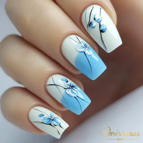 Esmaltação nail art floral azul e branco, feitas por nail designer perto de mim.