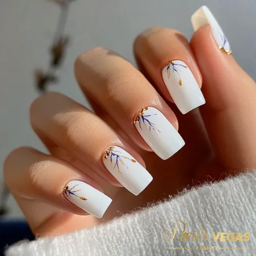 Unhas de fibra de vidro brancas decoradas, feitas por especialista no Paris Vegas Beauty, São Paulo.