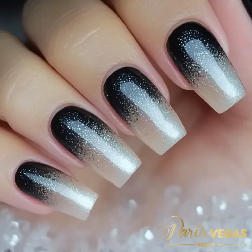 Esmaltaçãocom efeito ombré preto, feitas no Paris Vegas Beauty na Zona Sul de São Paulo.