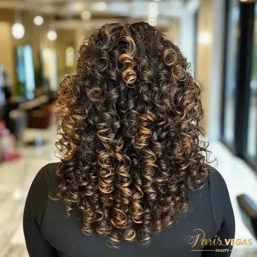 Estilo de cabelo com ondas 3C no salão Paris Vegas Beauty em São Paulo, destacando volume e definição natural.