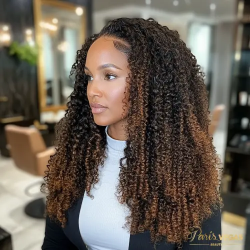 Estilo de cabelo crespo com ondas 4A no salão Paris Vegas Beauty em São Paulo, com volume e definição acentuados.