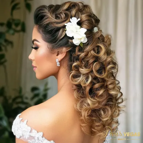 Penteado para cabelo cacheado no salão Paris Vegas Beauty, em São Paulo, com definição e estilo elegante.