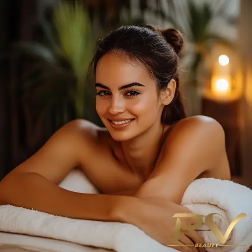 Esteticista aplicando massagem para relaxar com atenção e técnica.