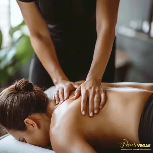 Mulher recebendo cuidados durante sessão modeladora em salão de beleza em Moema, em ambiente tranquilo e relaxante.