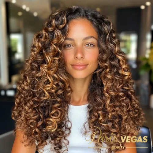 Cabelo cacheado de morena iluminada, apresentado de forma elegante no salão Paris Vegas Beauty em São Paulo.