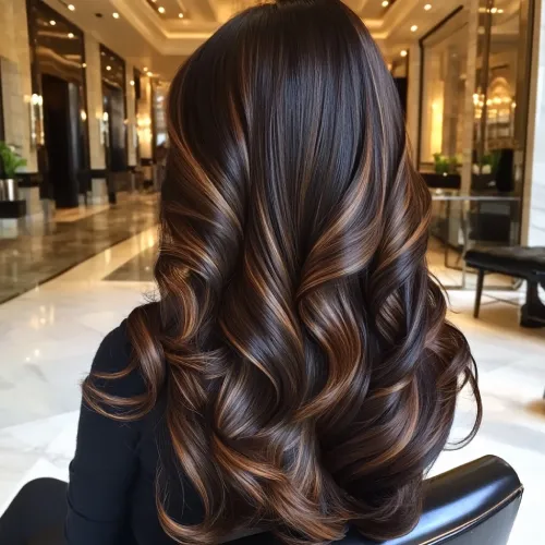 Mulher de costas com cabelo longo morena iluminada chocolate no salão Paris Vegas Beauty