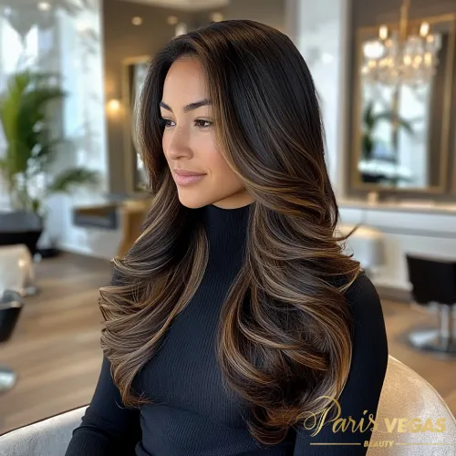 Mulher com cabelo morena iluminada chocolate em estilo clássico com camadas no salão de beleza