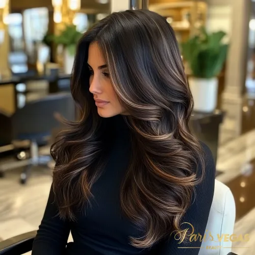 Mulher com cabelo liso e brilhante morena iluminada chocolate no salão de beleza