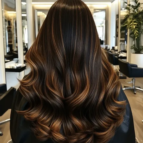 Mulher com cabelo morena iluminada chocolate em ondas soltas em SP no salão Paris Vegas Beauty