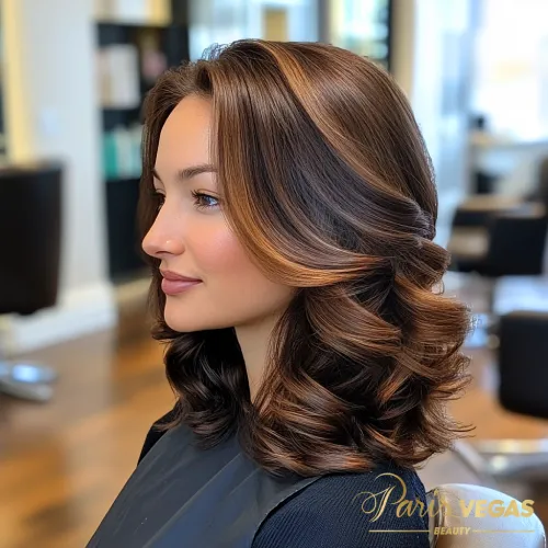 Mulher em salão de cabeleireiro, cabelo com ondulações, vista de lado.