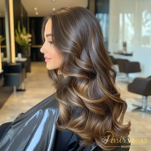 Mulher de lado com cabelo liso em morena iluminada dourado, exibindo um brilho cativante.