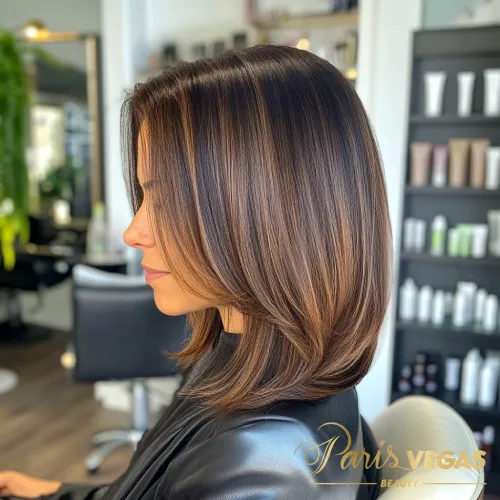 Mulher com cabelo curto liso em tom de morena iluminada, exibindo um estilo elegante.