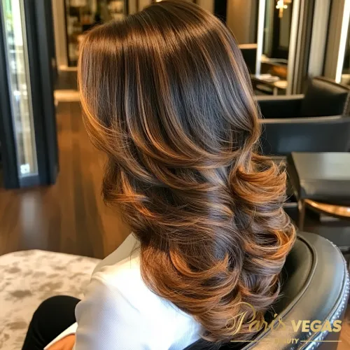 Mulher de costas com cabelo liso em morena iluminada mel e dourado, exibindo um estilo atemporal.