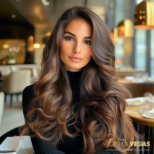 Mulher de frente com cabelo liso em morena iluminada mel, exibindo refinamento sofisticado.