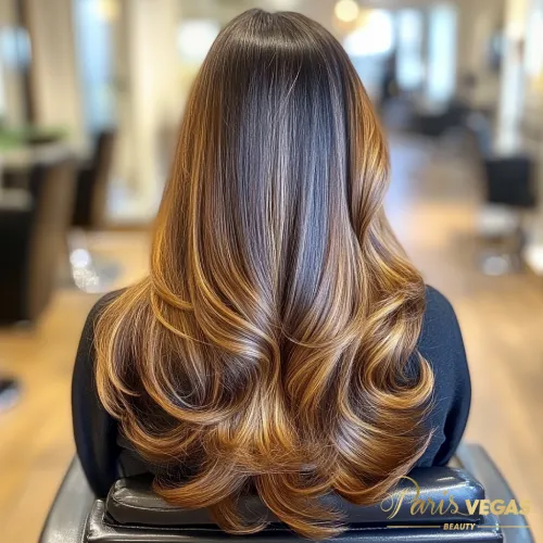 Mulher de costas com cabelo liso em morena iluminada mel, exibindo sofisticação natural.