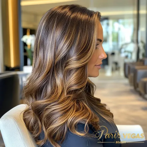 Mulher com cabelo morena iluminada em um estilo glamour despojado em Moema, São Paulo.