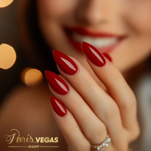 Mulher sorrindo com unhas vermelhas - Salão de cabeleireiro em São Paulo.