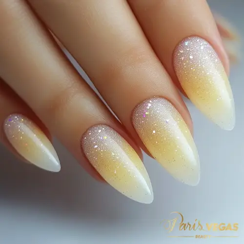 Unha de gel ombré amarelo com glitter, realizada no salão Paris Vegas Beauty, São Paulo, com acabamento brilhante e moderno.