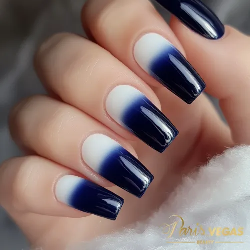 Unhas decorada azul ombré com design moderno e elegante, ideal para quem busca uma manicure diferenciada e sofisticada.