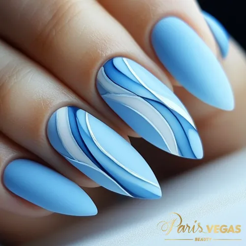 Unhas decorada azul com curvas assimétricas, design moderno e criativo, ideal para quem busca uma manicure única e estilosa feita por profissional perto de você.