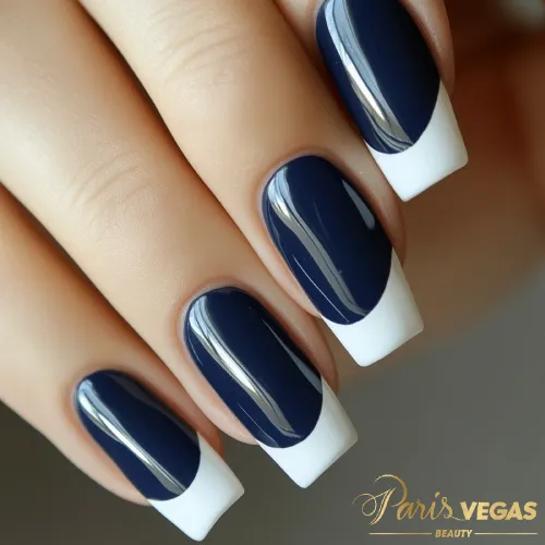 Unhas decorada azul com francesinha moderna, design elegante e sofisticado, perfeito para quem busca uma manicure contemporânea e cheia de estilo em São Paulo.