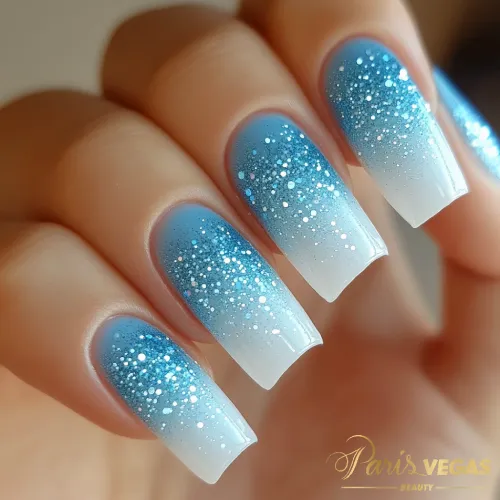 Unhas decorada azul com ombré e glitter, um design moderno e brilhante, ideal para quem busca uma manicure sofisticada na Zona Sul de São Paulo.