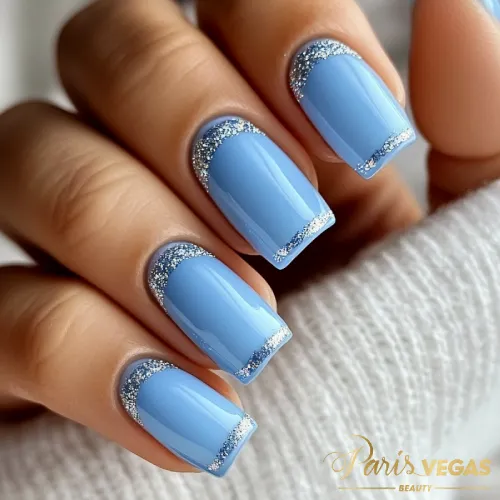 Unhas decorada azul com formato quadrado e glitter, design moderno e brilhante, ideal para quem deseja uma manicure sofisticada e cheia de estilo na Zona Sul de São Paulo.