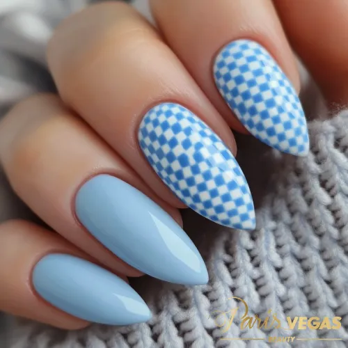 Unhas decorada azul claro com design xadrez, uma manicure moderna e estilosa, perfeita para quem busca um visual único e cheio de personalidade na Zona Sul de São Paulo.