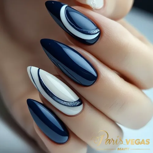 Unhas decorada azul com curvas e brilho, design sofisticado e elegante, ideal para quem deseja uma manicure moderna e exclusiva em Moema, no Paris Vegas Beauty.