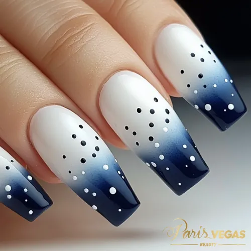 Unhas decorada azul com poá, design delicado e divertido, ideal para quem busca uma manicure moderna e charmosa no Paris Vegas Beauty em Moema.