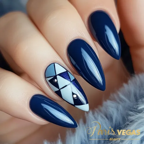 Unhas decorada azul com formas geométricas, design moderno e criativo, perfeito para quem busca uma manicure exclusiva e estilosa no Paris Vegas Beauty em Moema.