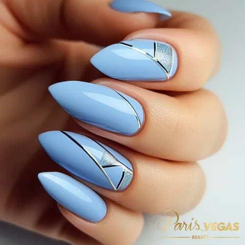 Unhas decorada azul com formas geométricas, design moderno e criativo, ideal para quem busca uma manicure estilosa e sofisticada em Moema, São Paulo.