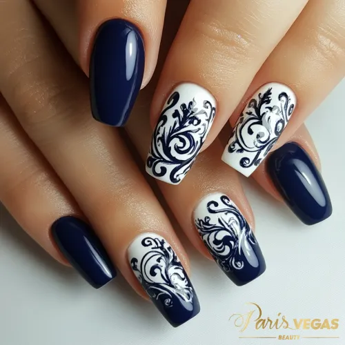 Unhas decorada azul com arabescos delicados, design elegante e refinado, perfeito para quem procura uma manicure sofisticada feita por nail designer perto de você.