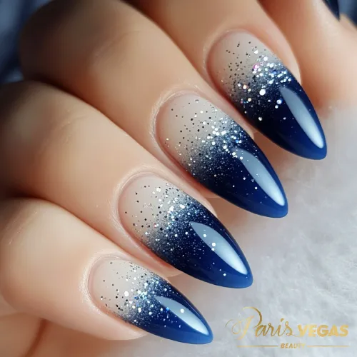 Unhas decorada azul com ombré e glitter, design sofisticado e brilhante, ideal para quem deseja uma manicure moderna e cheia de estilo, feita por nail designer perto de você.